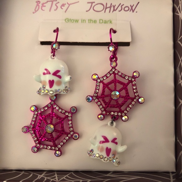 Betsey Johnson Fuchsia Tone Ghost & Spider Web Mismatch Drop Earrings NIB - Picture 5 of 12